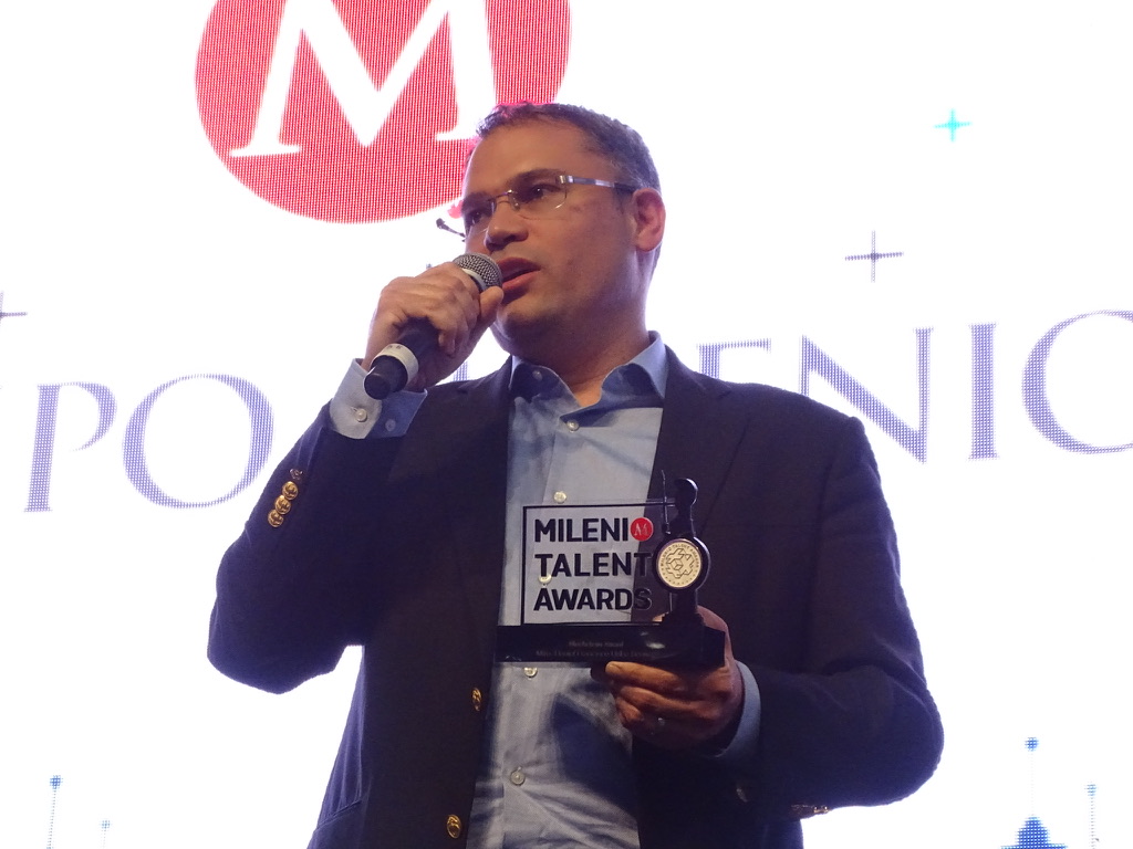 Daniel Uribe accepting the Milenio Talent Awards Blockchain Award