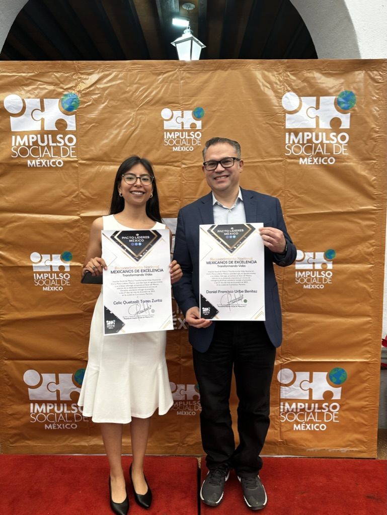 Daniel Uribe receiving Mexicanos de Excelencia recognition from Pacto Líderes México